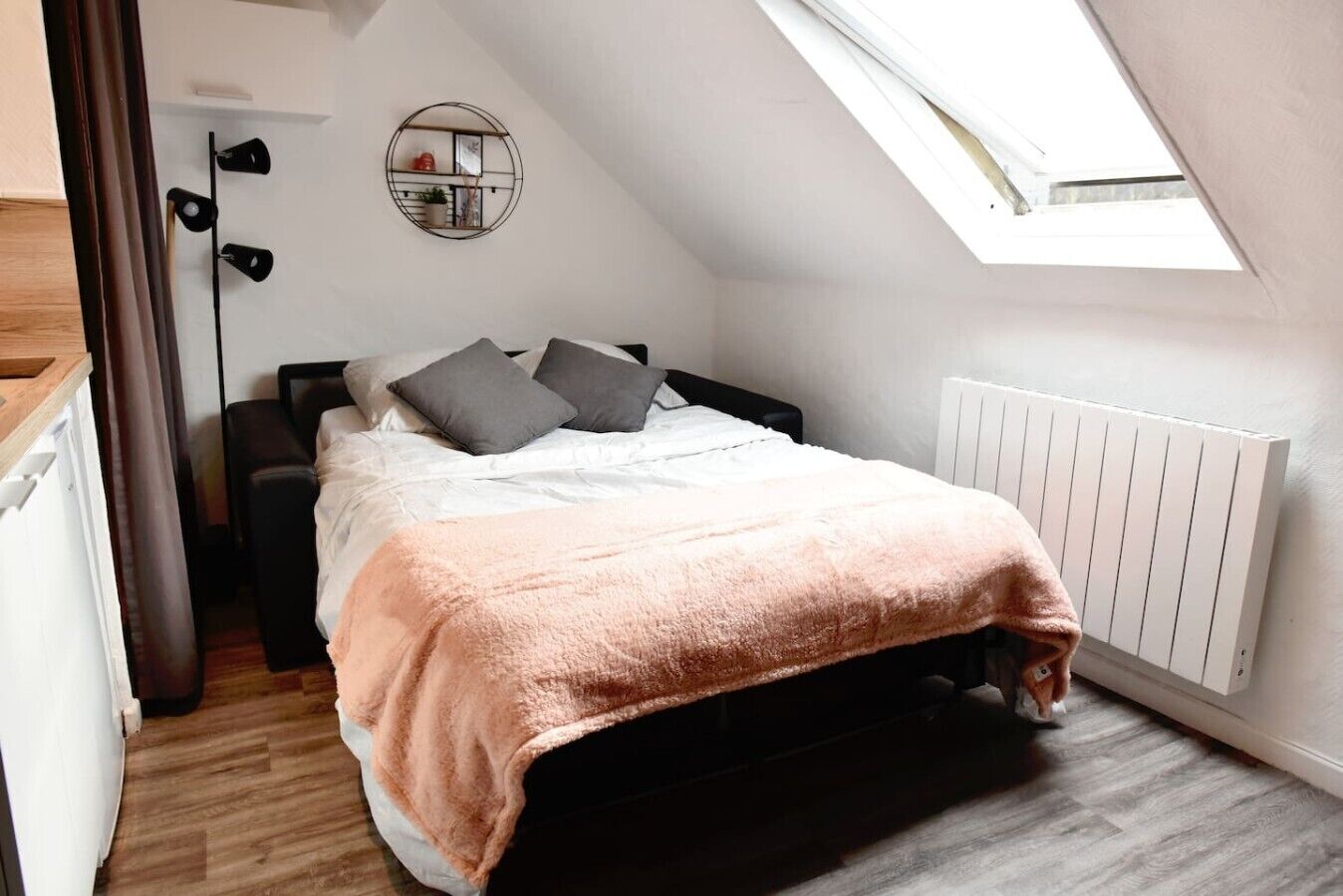 Desk, WiFi, bed sheets