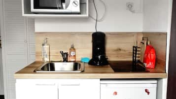 Stovetop, coffee/tea maker, cookware/dishes/utensils, dining tables