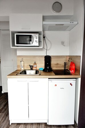 Stovetop, coffee/tea maker, cookware/dishes/utensils, dining tables - Renovated studio - Valenciennes center (Valenciennes)