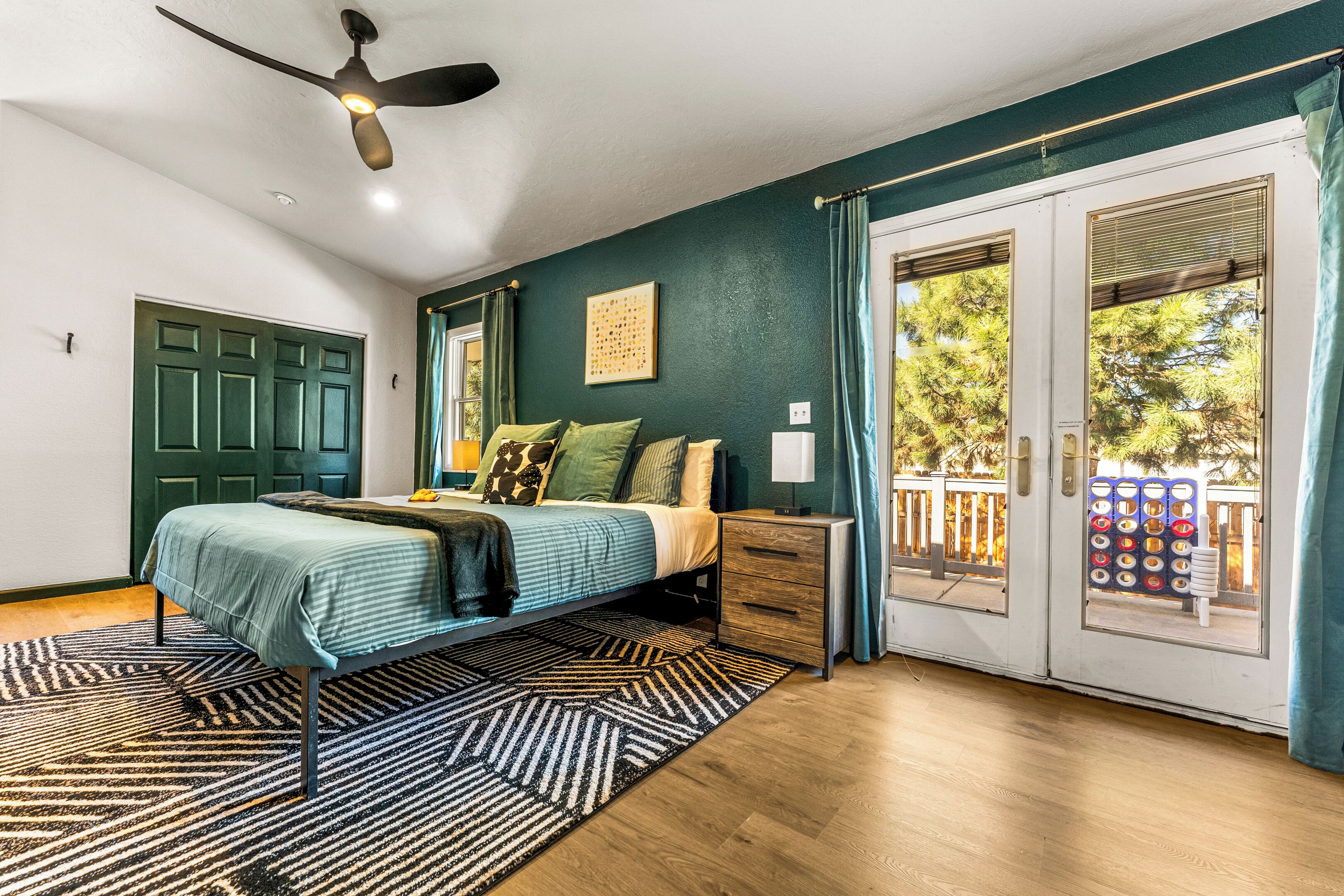 8 Schlafzimmer, Schreibtisch, Bügeleisen/Bügelbrett, Reisekinderbett