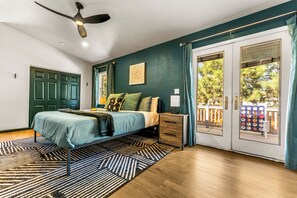 8 sovrum, skrivbord, strykjärn/strykbräda och resesäng