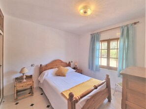 3 bedrooms, iron/ironing board