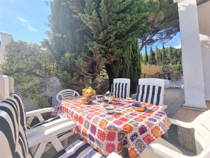 Villa | Outdoor dining - Villa in L'escala Near Riells Beach (L'Escala)