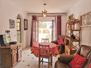 Villa | Dining - Villa in L'escala Near Riells Beach (L'Escala)