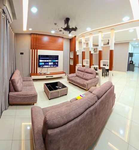 Spacious 4-bedroom townhome with AC, WiFi in serene Masai - Netflix and Disney