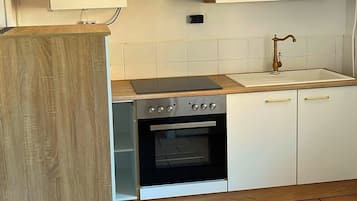 Een koelkast, een oven, een kookplaat, een koffiezetapparaat/waterkoker