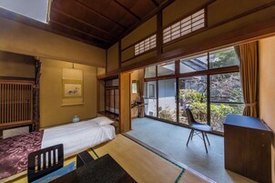 Caja de seguridad en la habitación y escritorio 