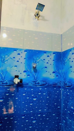 Deluxe Double Room, Balcony | Bathroom. pickurstay vbss camping