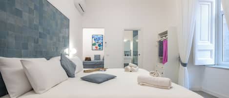 1 habitación, escritorio y espacio para trabajar con laptop