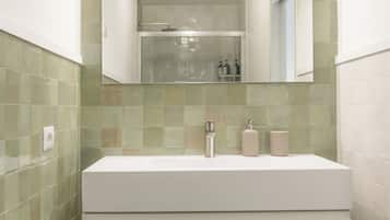 Residenza Superior, balcone | Bagno | Doccia, asciugacapelli, accappatoio, asciugamani