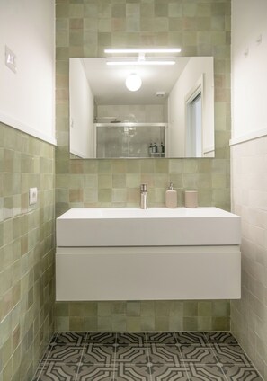 Superior Townhome, Balcony | Bathroom | Shower, hair dryer, bathrobes, towels - Vistavicolo (Naples)