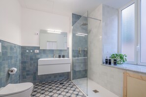 Deluxe Townhome, Balcony | Bathroom | Shower, hair dryer, bathrobes, towels - Vistavicolo (Naples)