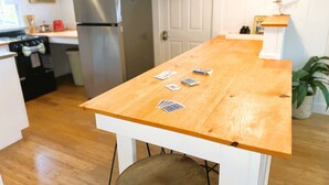 Una cocina con una mesa de madera mostrando cartas de juego.