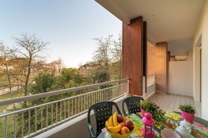 Outdoor dining - Comfortable Apartment with Spacious Terrace (Bibione)