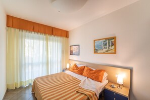 1 bedroom, bed sheets - Your Holiday Escape – Modern Apartment with Pool Access (Bibione Pineda)