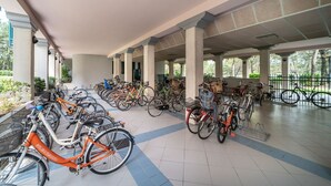 Un área de estacionamiento para bicicletas techada, con varias bicicletas y cestas.