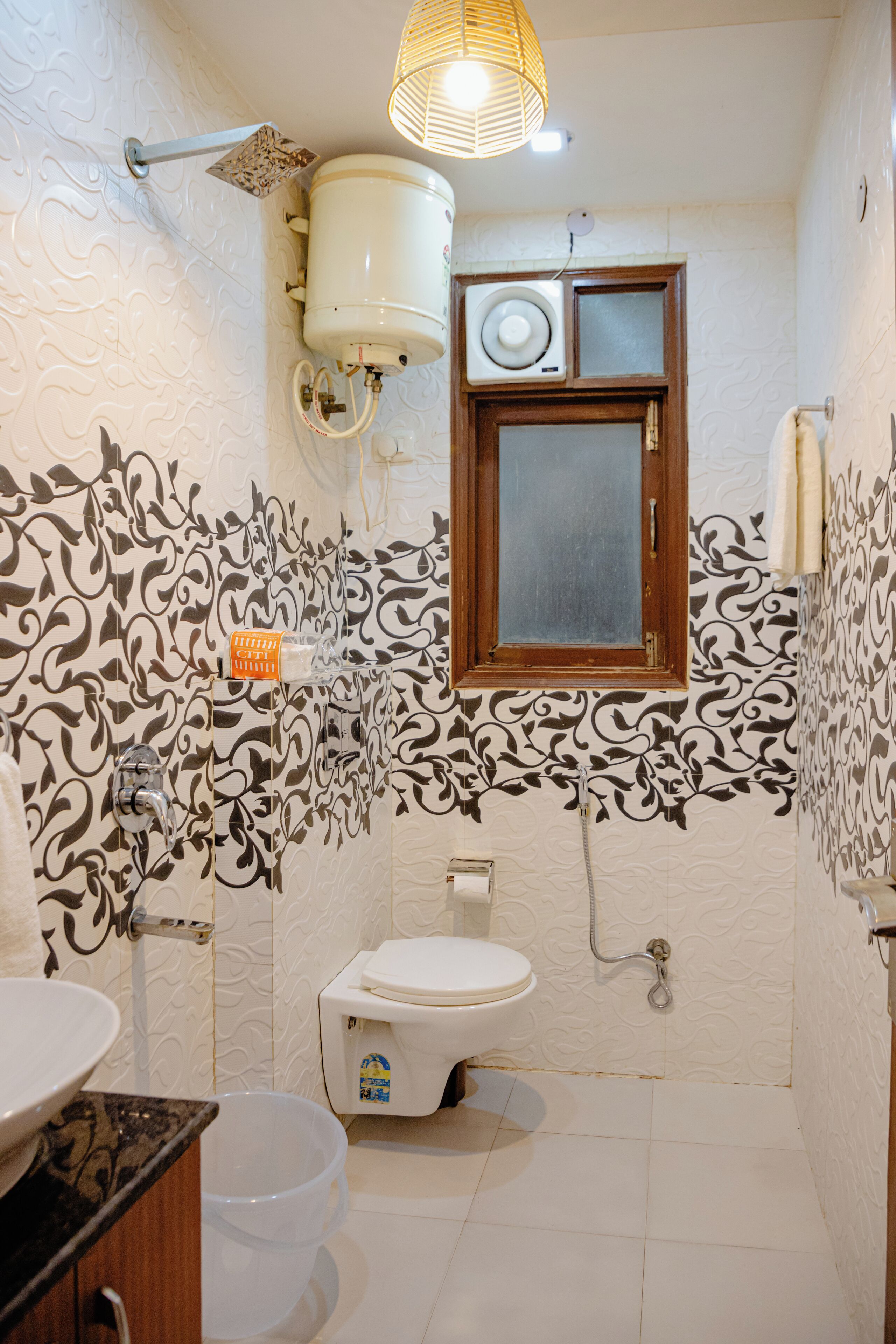 Bidé, handdukar, tvål och toalettpapper