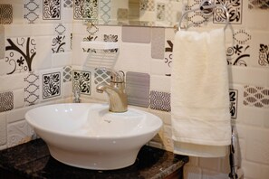 坐浴桶、提供毛巾、番梘、廁紙