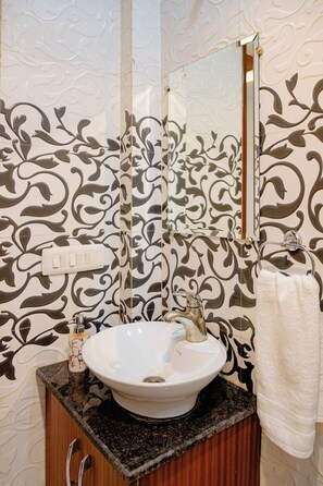 Bidet, Handtücher, Seife, Toilettenpapier