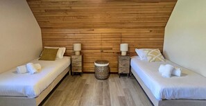 4 bedrooms, iron/ironing board, WiFi, bed sheets