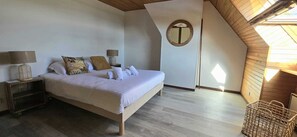 4 habitaciones, tabla de planchar con plancha, wifi y ropa de cama 