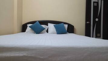 1 chambre, fer et planche à repasser, draps fournis