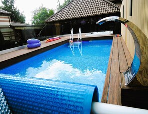 A swimming pool with a wooden deck, a hot tub, and inflatable toys. - Studio in Miedzywodzie Near Baltic Beaches (Dziwnów)
