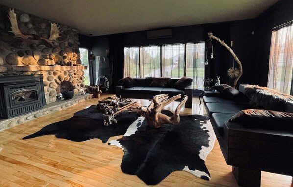 Una televisión, una chimenea, una oficina