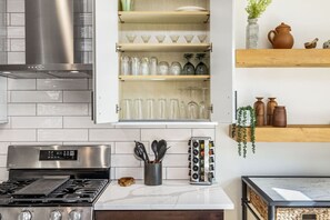 Fridge, microwave, oven, stovetop - Central Oasis: Roof Terrace (Seattle)