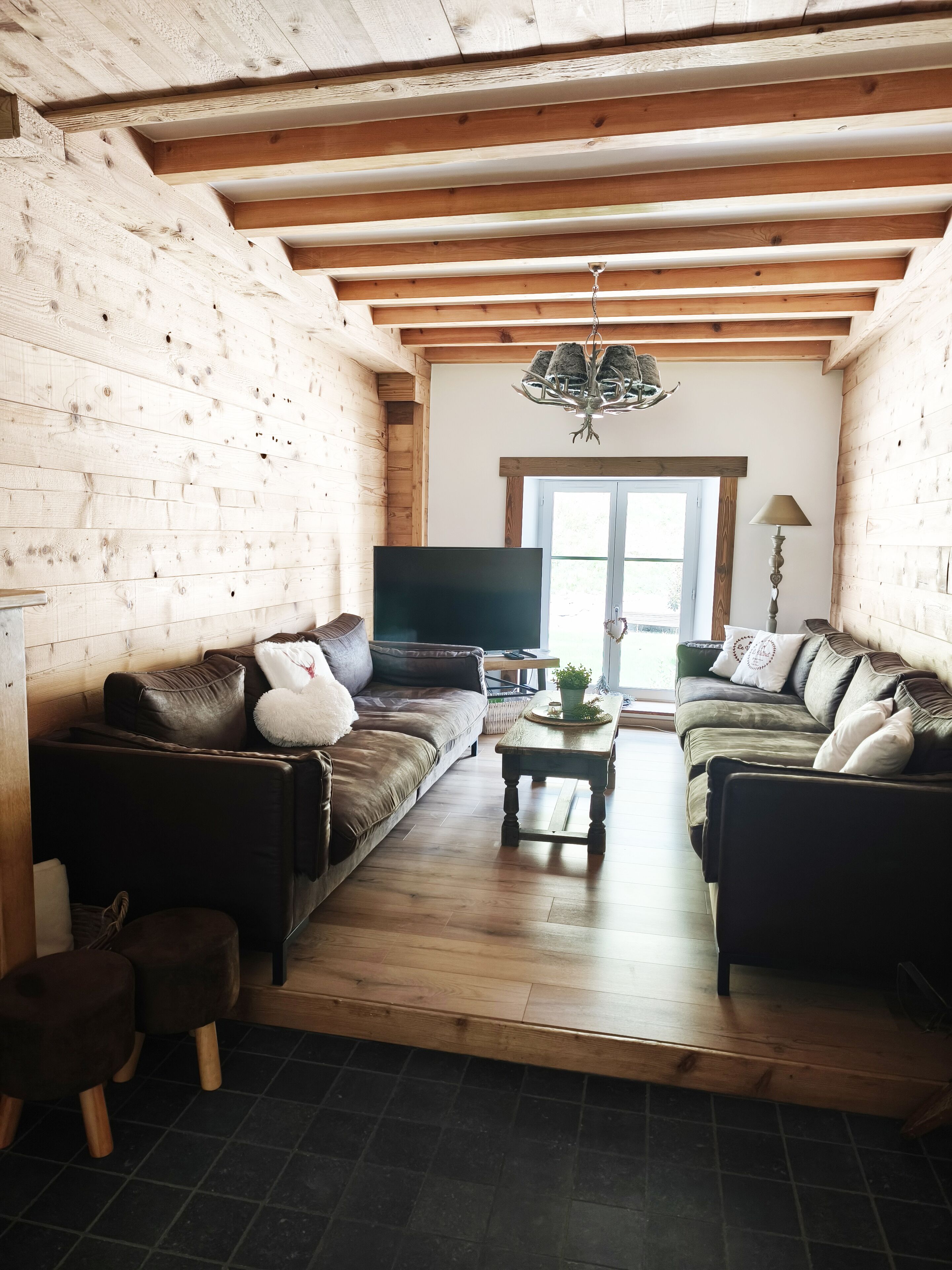 テレビ、DVD プレーヤー、書庫