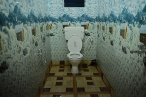 Deluxe Double Room | Bathroom | Towels