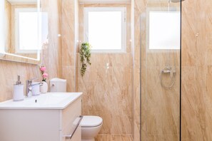 Shower, hair dryer, towels, toilet paper - Stone Paradise Villa Pula (Pula)