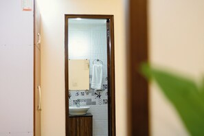 Bidet, towels, soap, toilet paper - 3BHK Paradise Chattarpur New Front (New Delhi)