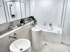 Regadera, amenidades de baño ecológicas, secadora de cabello, toallas 