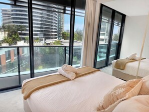 2 habitaciones, tabla de planchar con plancha y cuna de viaje 