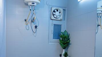 Bidet, asciugamani, carta igienica