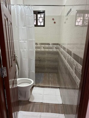 Familienapartment, Balkon, Stadtblick | Badezimmer | Dusche, kostenlose Toilettenartikel, Hausschuhe, Handtücher
