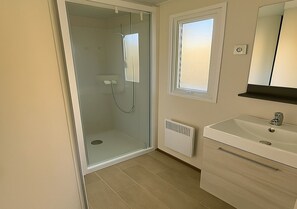 Shower, hair dryer, toilet paper - Home sweet home mobilhome à la campagne camping 4 étoiles (Litteau)
