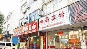 Un immeuble comprenant plusieurs boutiques, dont un restaurant et un hôtel.