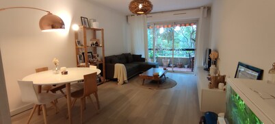 Apartment in a secure private park, a stone's throw from Cap Brun beaches