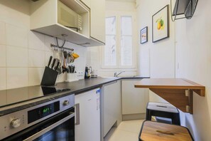 Apartment | Private kitchen | Fridge, microwave, oven, stovetop - Charming Apartment With Balcony -2br-4p- Madeleine (Paris)