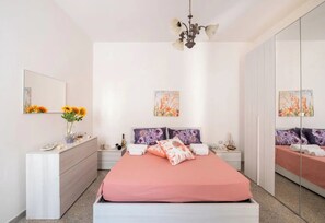 A bedroom with a bed, dresser, nightstands, and a mirror. - Chill e Relax Sul Mare (Nardò)