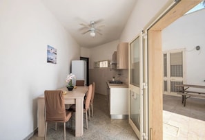 Ferienhaus, 2 Schlafzimmer, Raucher, Terrasse | Speisen