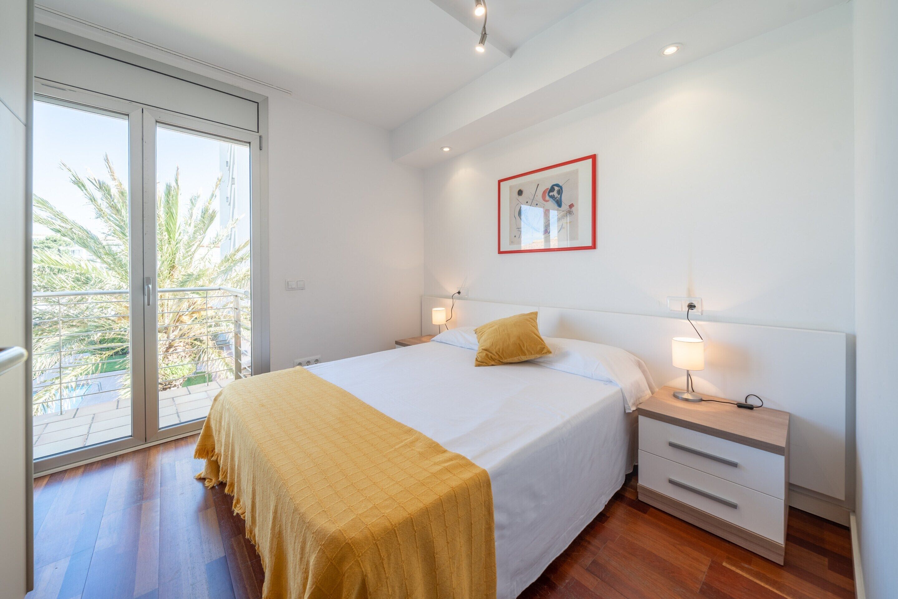 2 عدّة غرف نوم ومكواة/لوح كي