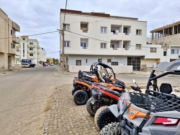 A street with two ATVs parked on the side. - Holiferias NoStress Sal Island (Santa Maria)
