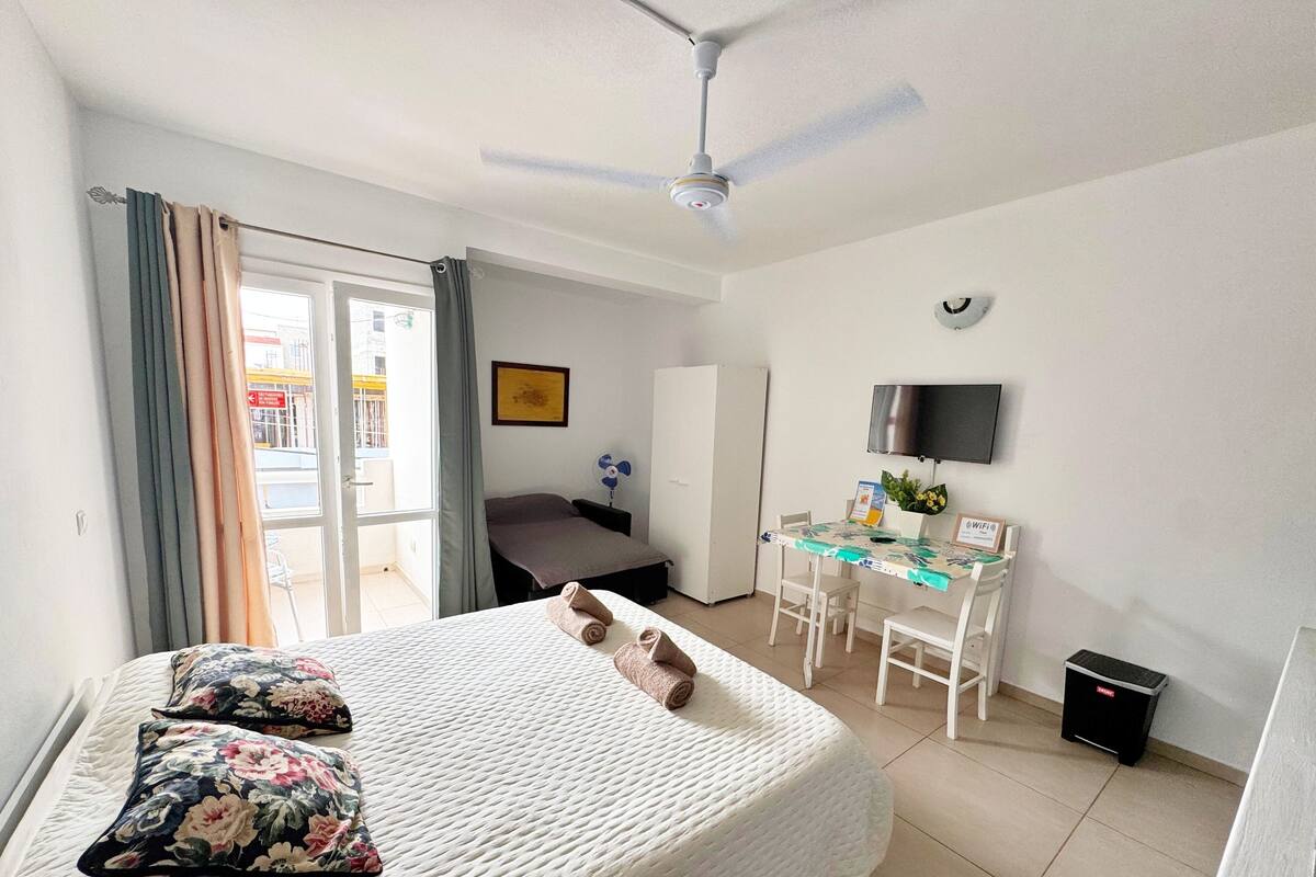Basic-Studio | Bügeleisen/Bügelbrett, Babybetten, kostenloses WLAN