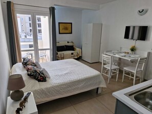 Eenvoudige studio | Individueel gedecoreerd, een strijkplank/strijkijzer, gratis wifi