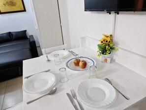 Basic Studio | Living area | Flat-screen TV