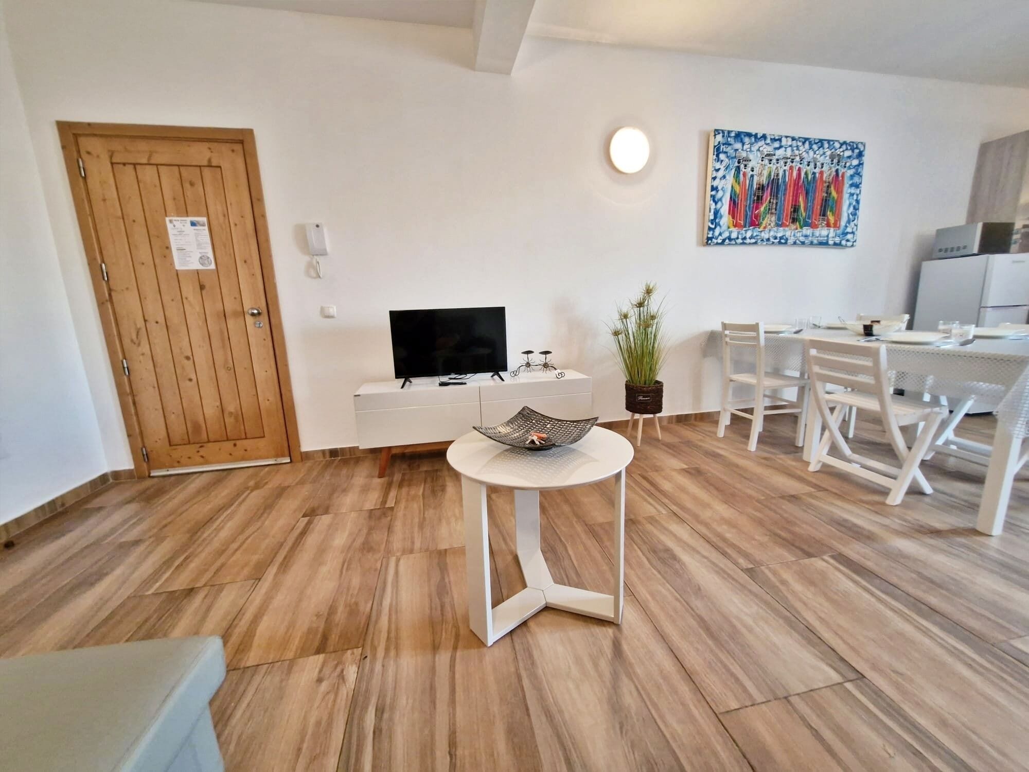 Comfort Apartment, City View | Living area | 80-cm flat-screen TV with cable channels