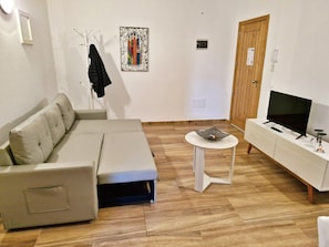 Comfort Apartment, City View | Living area | 80-cm flat-screen TV with cable channels - Holiferias NoStress Sal Island (Santa Maria)